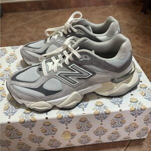 New Balance Women's Silver and Gray Sneakers
